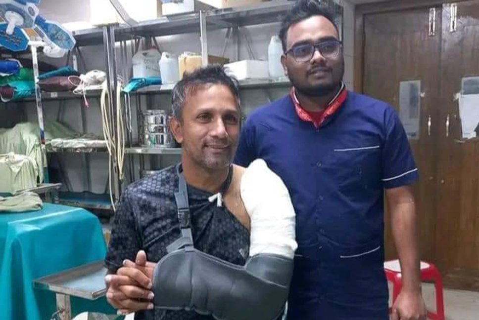 ফিল্ডিং করতে গিয়ে হাত ভাঙলেন পাইলট