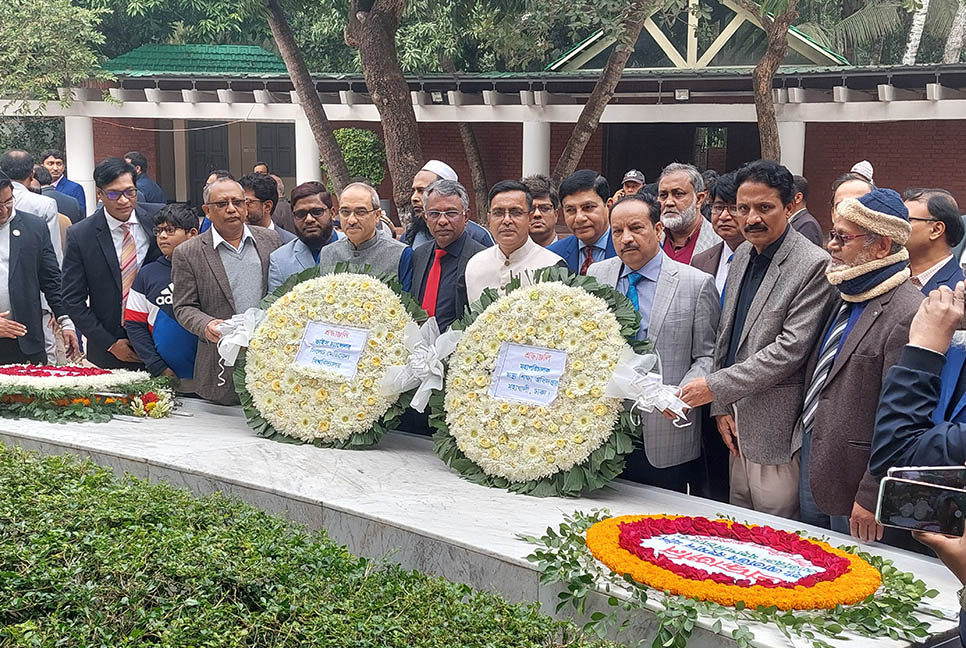 বঙ্গবন্ধুর সমা‌ধি‌তে স্বাস্থ্য শিক্ষা অ‌ধিদপ্ত‌রের মহাপ‌রিচাল‌কের শ্রদ্ধা