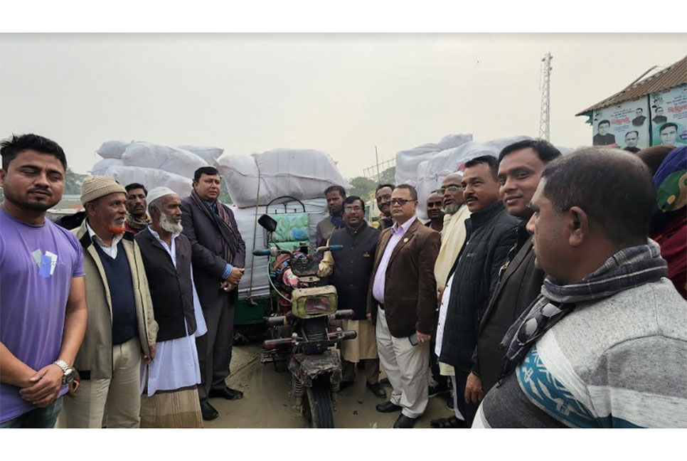ইটনায় দরিদ্রদের মাঝে কম্বল বিতরণ 