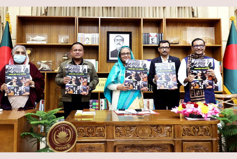 ‘ভেঙেছে দুয়ার এসেছ জ্যোতির্ময়’ বইয়ের মোড়ক উন্মোচন