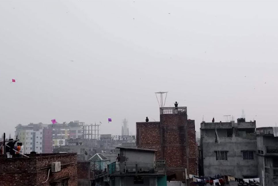 বাহারি রঙের ঘুড়িতে ছেয়ে গেছে পুরান ঢাকার আকাশ