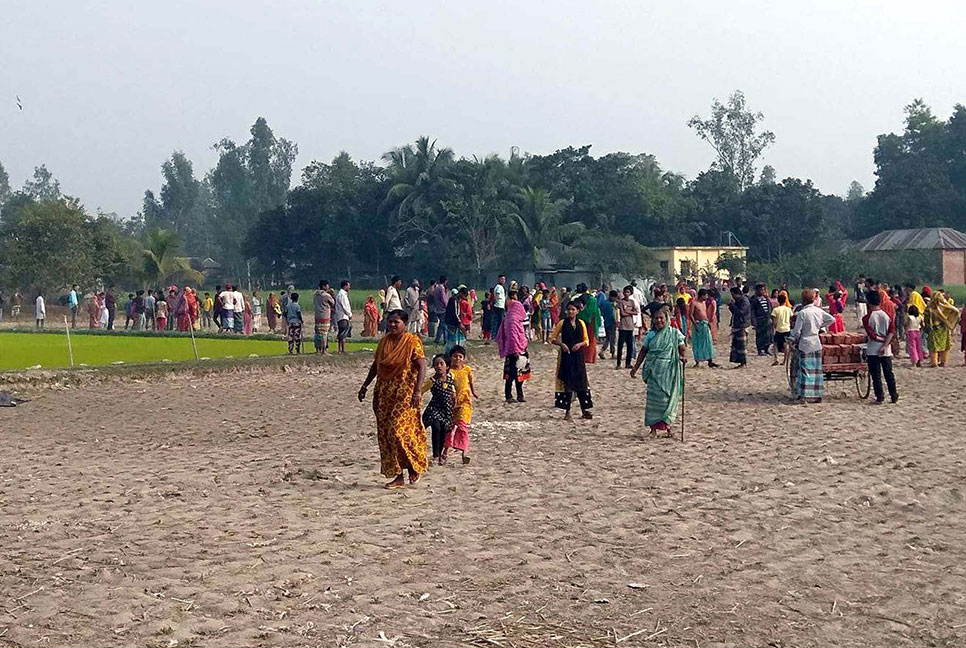 কিশোরীদের উত্যক্তের ঘটনায় দুই গ্রামবাসীর সংঘর্ষ, আহত ১০