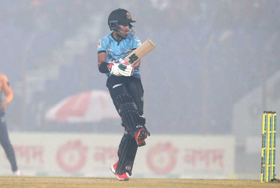 ঢাকা ডমিনেটর্সকে ৮ উইকেটে হারালো চট্টগ্রাম 

