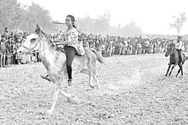 ঘোড়দৌড় দেখতে মানুষের ঢল