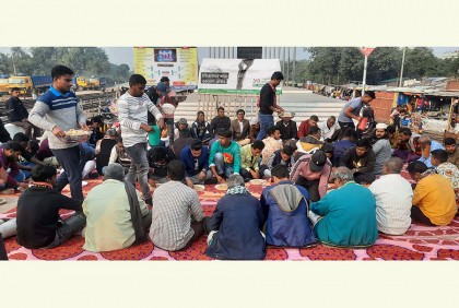 বগুড়ায় হরিজনদের সাথে শিক্ষার্থীদের একবেলা খাবার গ্রহণ