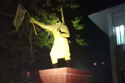 দুমকিতে ভাস্কর্য ভাঙার দায়ে যুবক আটক
