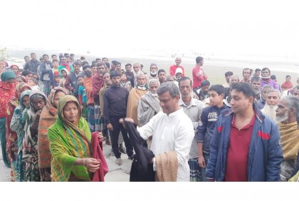 হরিরামপুরে শীতার্তদের মাঝে শীতবস্ত্র বিতরণ