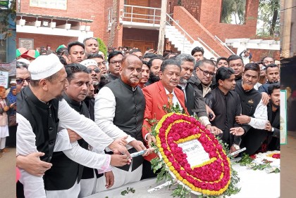 বঙ্গবন্ধুর সমাধিতে হাজীগঞ্জ আওয়ামী লীগের নতুন কমিটির শ্রদ্ধা