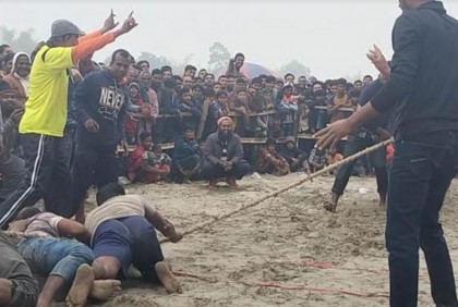চুয়াডাঙ্গায় দড়ি টানাটানি খেলা  