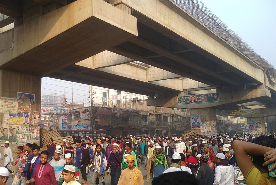 মোনাজাত শেষে বাড়ি ফিরছেন মুসল্লিরা

