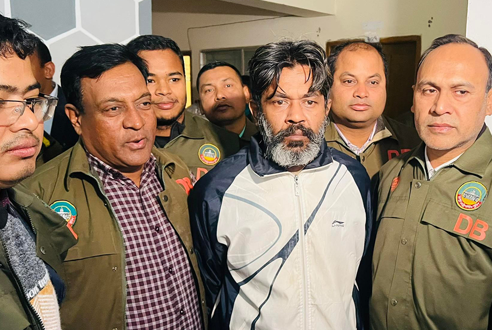 রংপুরে পিস্তল ও দেশীয় অস্ত্রসহ গ্রেফতার ১