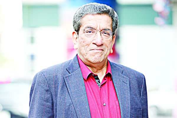 এখন ঢাকায়