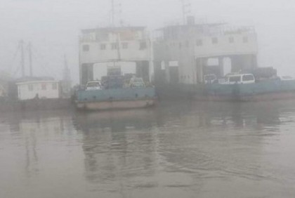 দৌলতদিয়া-পাটুরিয়ায় ফেরি চলাচল বন্ধ
