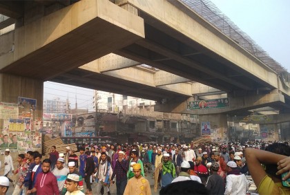 মোনাজাত শেষে বাড়ি ফিরছেন মুসল্লিরা


