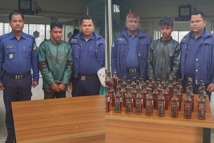 হালুয়াঘাটে ভারতীয় মদ ও রুপিসহ আটক ৩