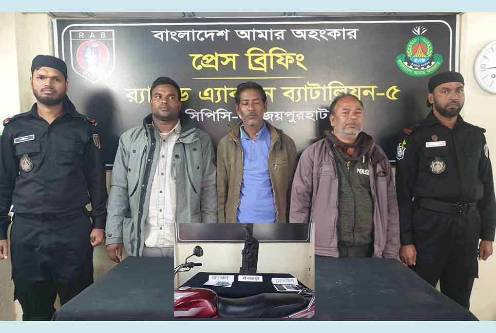 জয়পুরহাটে কষ্টি পাথরের বিষ্ণু মূর্তি উদ্ধার, গ্রেফতার ৩


