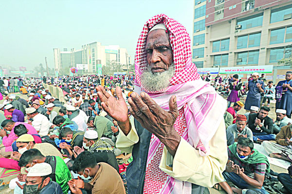 বিশ্বশান্তি কামনায় আখেরি মোনাজাত