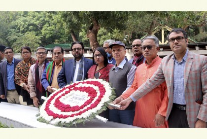 টুঙ্গিপাড়ায় বঙ্গবন্ধুর সমাধিতে জাতীয় প্রেস ক্লাব নেতৃবৃন্দের শ্রদ্ধা