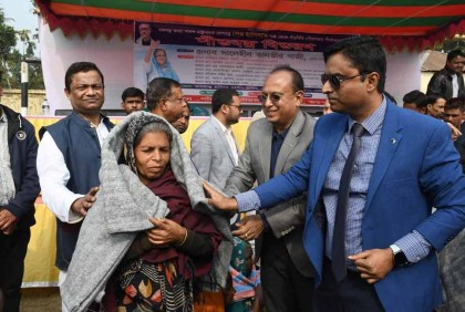 জয়পুরহাটে শীতার্তদের মধ্যে শীতবস্ত্র বিতরণ

