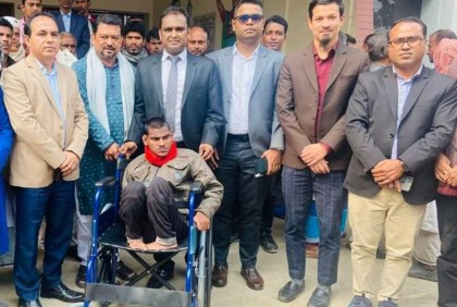 প্রতিবন্ধী যুবককে হুইল চেয়ার দিলেন ইউএনও