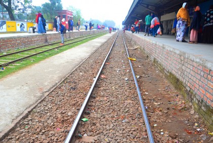 কালিয়াকৈরে ট্রেনে কাটা পড়ে প্রাণ গেল তরুণীর