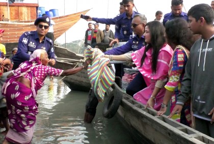লক্ষ্মীপুরে পুনাকের শীতবস্ত্র বিতরণ 