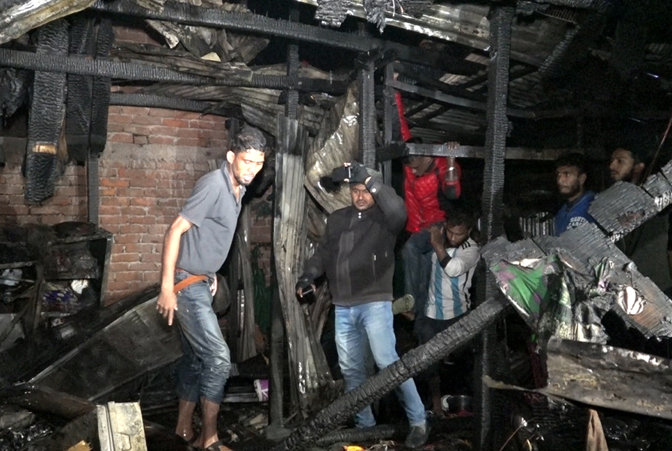 বরিশালে আগুনে পুড়ল দোকানসহ ৪ ঘর 