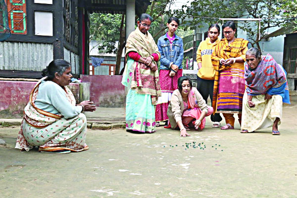 সবাই মেতেছে মার্বেল খেলায়