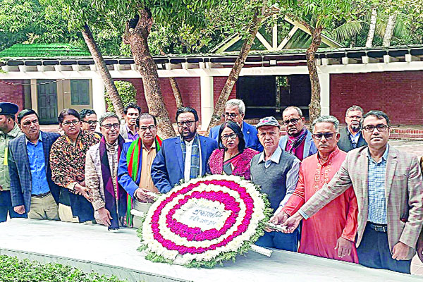 বঙ্গবন্ধুর সমাধিতে জাতীয় প্রেস ক্লাবের শ্রদ্ধা