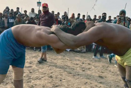 মেঘনায় ঐতিহ্যবাহী কুস্তি খেলায় মানুষের ঢল