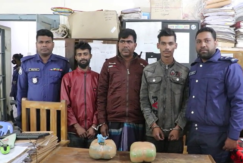 তিন মাদক ব্যবসায়ী আটক
