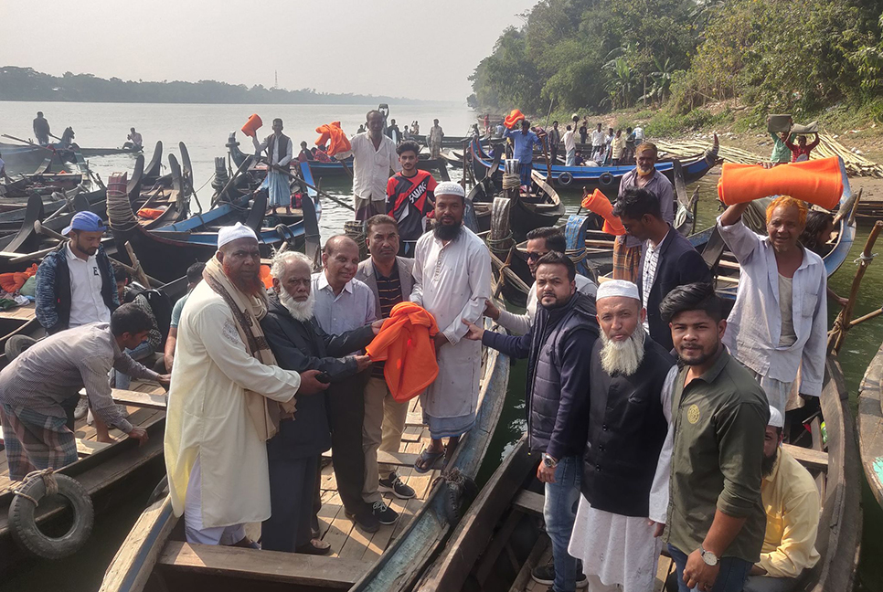 চট্টগ্রামে তথ্যমন্ত্রীর কম্বল পেয়ে খুশি নৌকার মাঝিরা