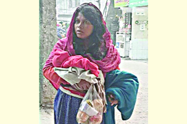 মৃত নবজাতককে বাঁচানোর আশায় ঘুরছেন মা!