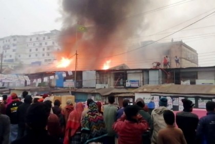 নোয়াখালীতে অগ্নিকাণ্ডে ৩০ দোকান পুড়ে ছাই