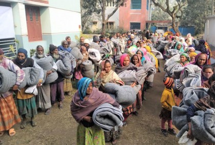 

দিনাজপুরে শীতার্তদের মাঝে শীতবস্ত্র বিতরণ
