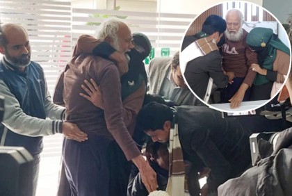 ২৫ বছর পর দেখা, চিৎকার করে বাবার পায়ে লুটিয়ে পড়ল সন্তান