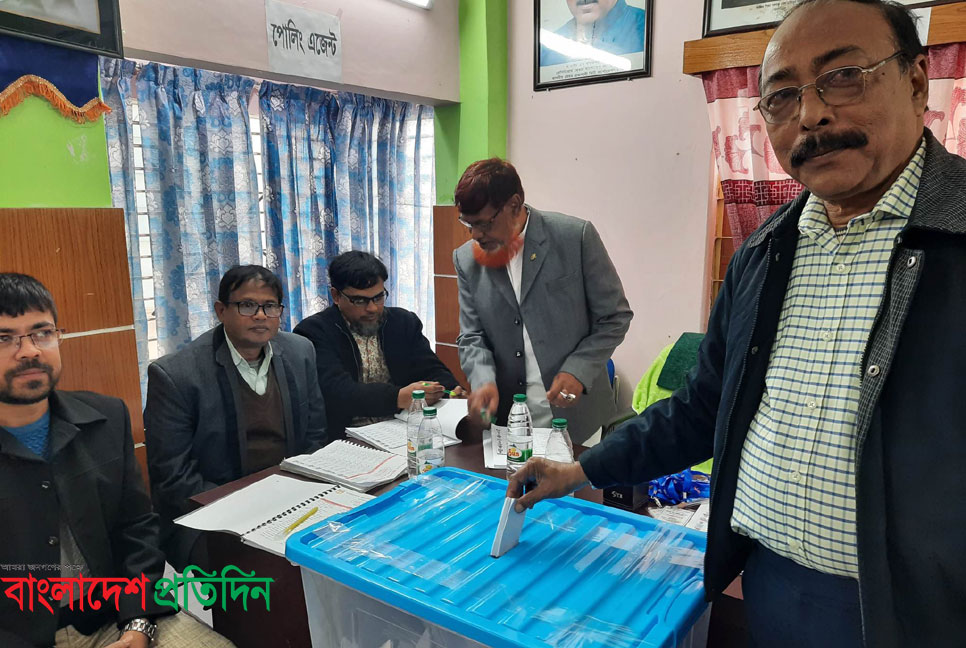 বাজুস রাজশাহী শাখার নির্বাচনে ভোটগ্রহণ চলছে