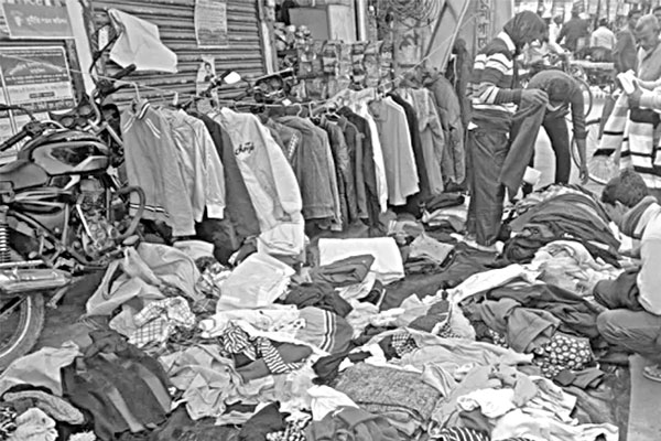 লালমনিরহাটে শীতবস্ত্রের চড়া দাম