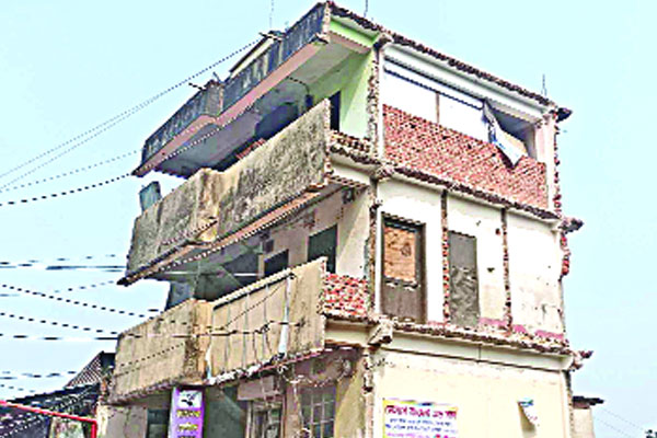 চট্টগ্রামে হেলে গেছে চার তলা ভবন