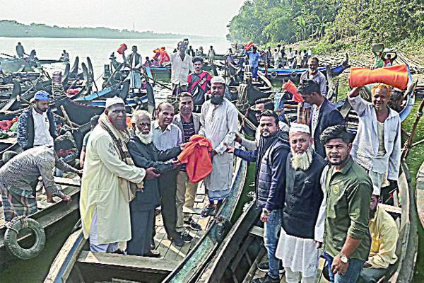 চট্টগ্রামে তথ্যমন্ত্রীর কম্বল পেয়ে খুশি মাঝিরা