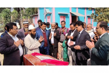 
ফরিদপুরে পিয়াজ সংরক্ষণে তৈরি হচ্ছে মডেল ঘর