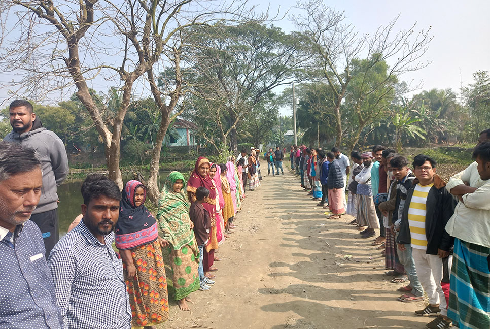 কালিয়াকৈরে রাস্তা নির্মাণে বাধা দেওয়ার প্রতিবাদে মানববন্ধন
