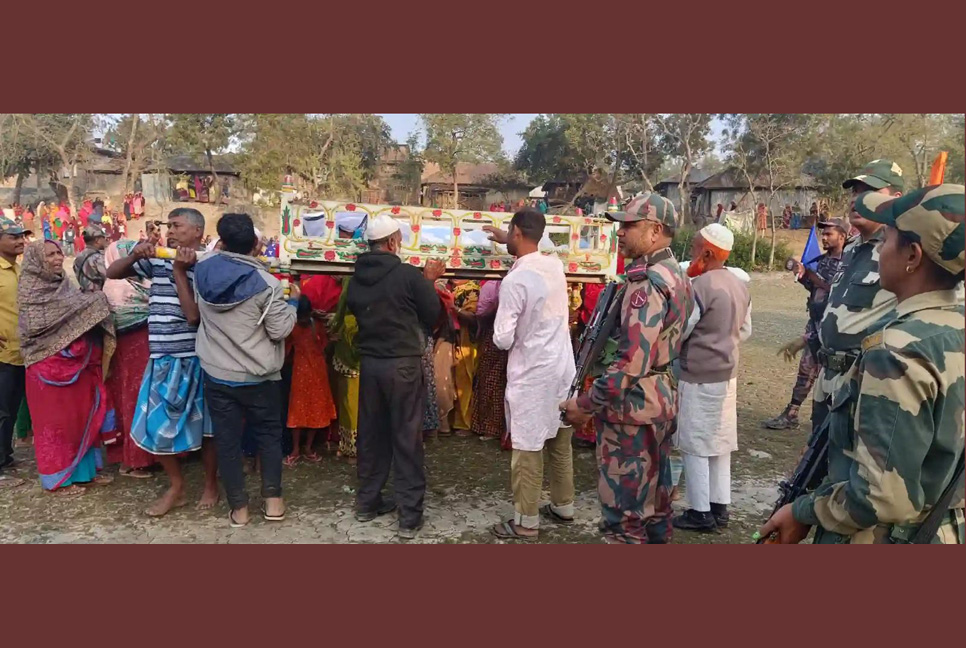 ভারতীয় মায়ের মরদেহ দেখতে সীমান্তে বাংলাদেশি সন্তানরা

