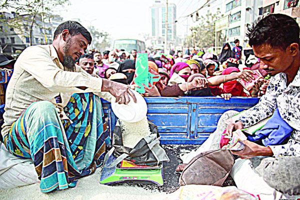 ওএমএস ট্রাকের সামনে ক্রেতাদের অপেক্ষা
