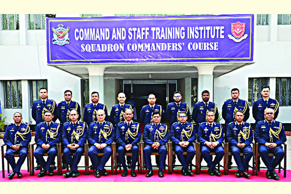দশম স্কোয়াড্রন কমান্ডারস কোর্সের প্রশিক্ষণ-উত্তীর্ণ কর্মকর্তাদের সঙ্গে ফটোসেশন