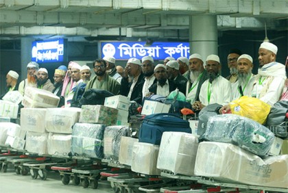 বসুন্ধরা গ্রুপের সহযোগিতায় ওমরাহ করে ফিরলেন তৃতীয় কাফেলার ২৭ মুসল্লি