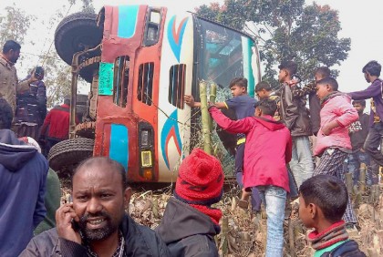 গাইবান্ধায় বাস উল্টে নিহত ১