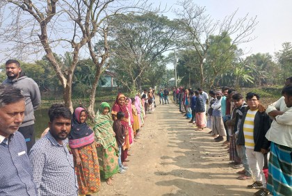 কালিয়াকৈরে রাস্তা নির্মাণে বাধা দেওয়ার প্রতিবাদে মানববন্ধন