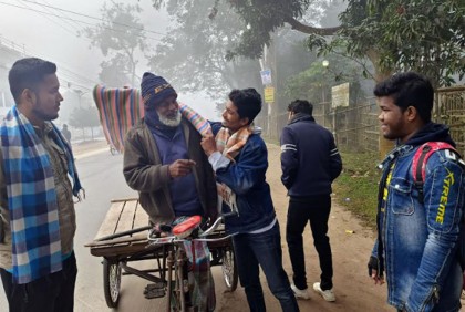 
দিনাজপুরে শীতার্তদের মাঝে কম্বল বিতরণ