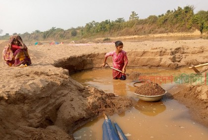 নুড়ি পাথর তুলে জীবন চলে তাদের